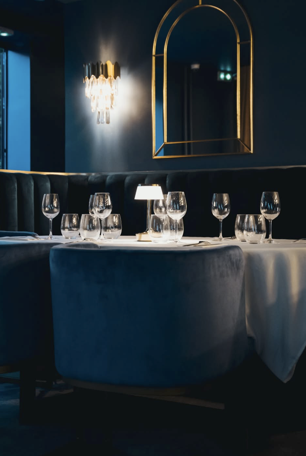 Banquette et miroir doré
